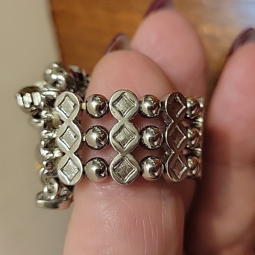 Statement Ring With Stretch Band - Picture 3 of 5